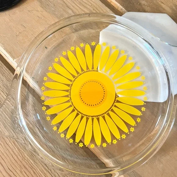 Vintage 1969 Sunflower Daisy Pyrex glass lid in excellent condition. - Picture 2 of 4